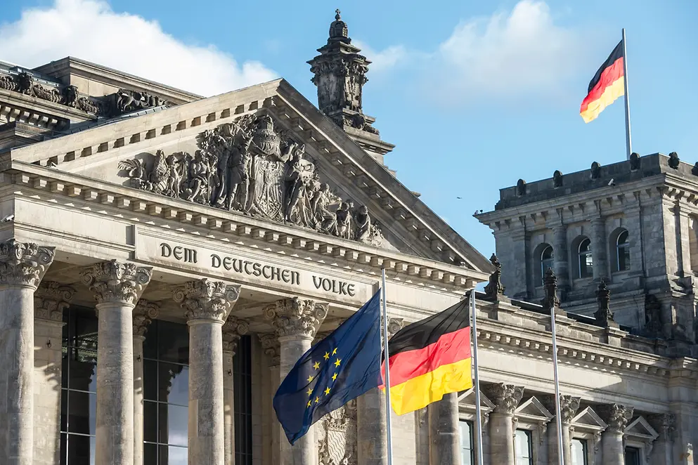 Flaggen wehen vor dem Reichstagsgebäude